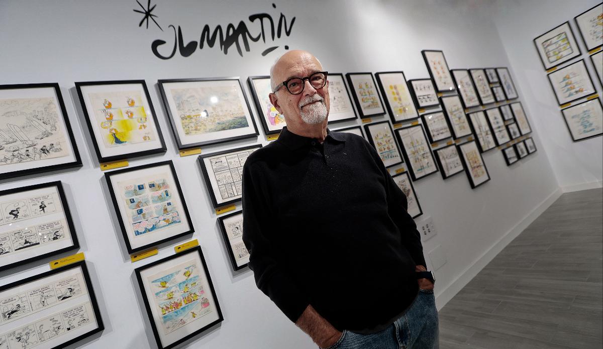 JL Martín frente a algunos de los dibujos que componen la exposición en Santa Cruz de Tenerife.