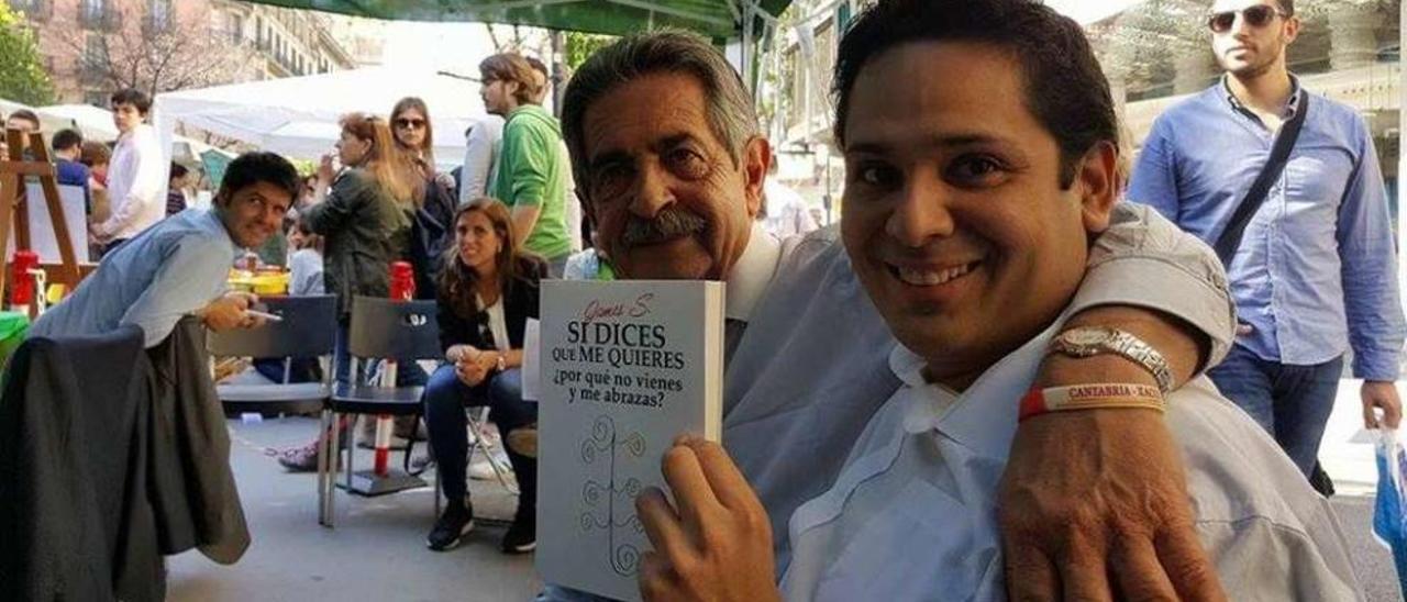 James Sosa posa con su libro junto a Miguel Ángel Revilla en Barcelona.