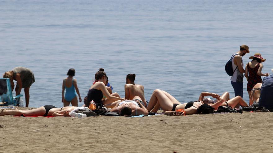 Un grupo de bañistas, en La Malagueta.