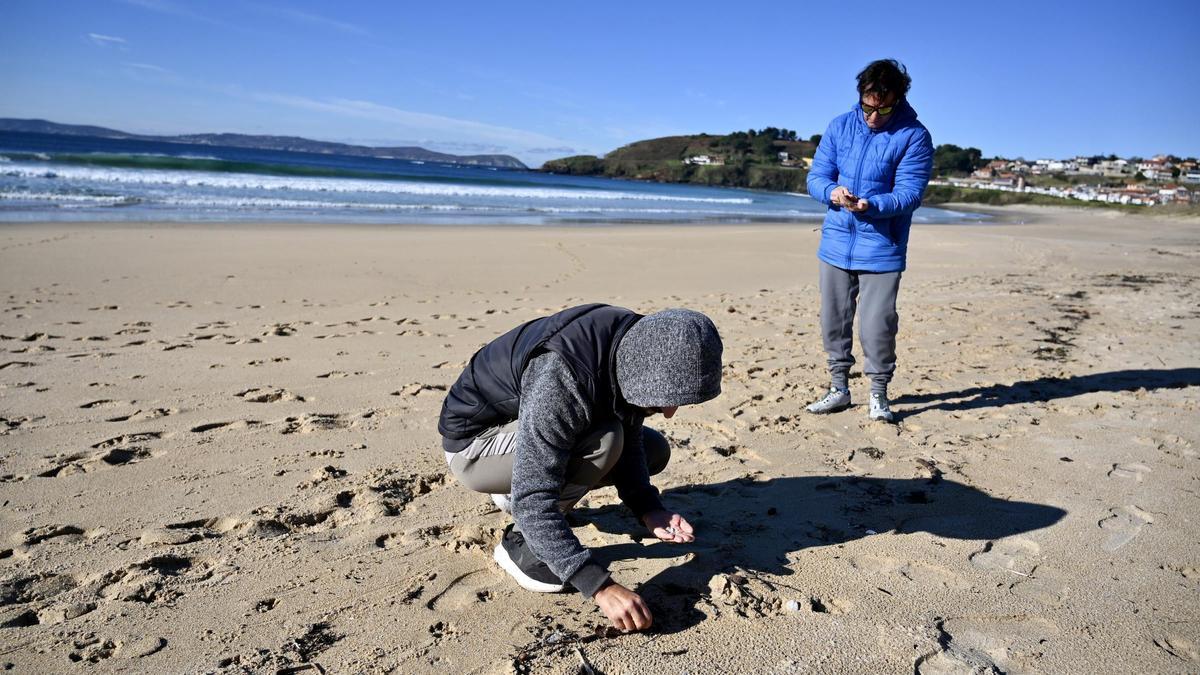 Limpieza de pélets en la playa de Montalvo, en Sanxenxo