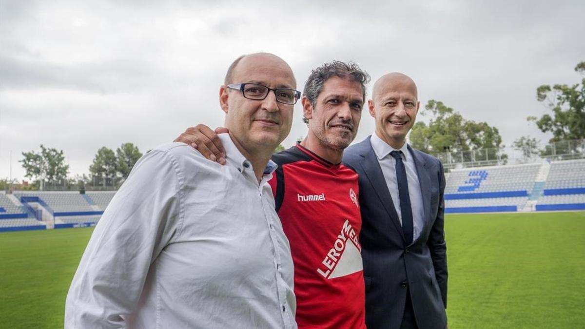 Esteve Calzada  nuevo propietario del Sabadell, con el presidente y el entrenador del club.