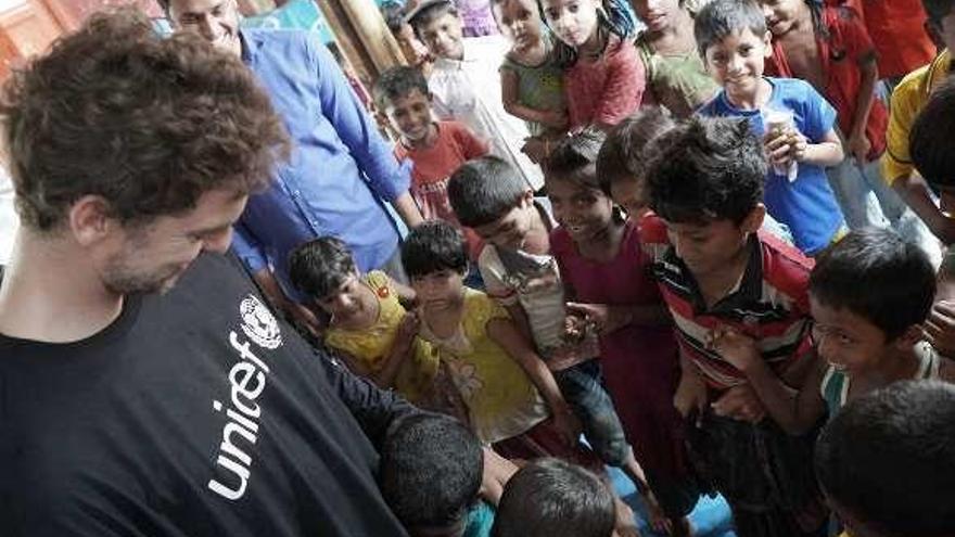 Gasol, con los niños refugiados rohingya. // Europa Press