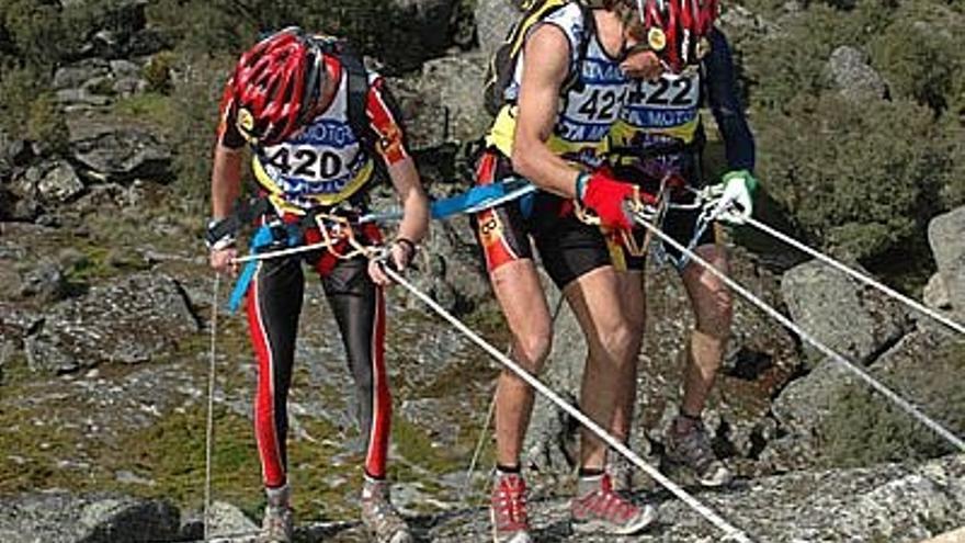 Participantes en un raid de aventura haciendo pruebas con cuerdas