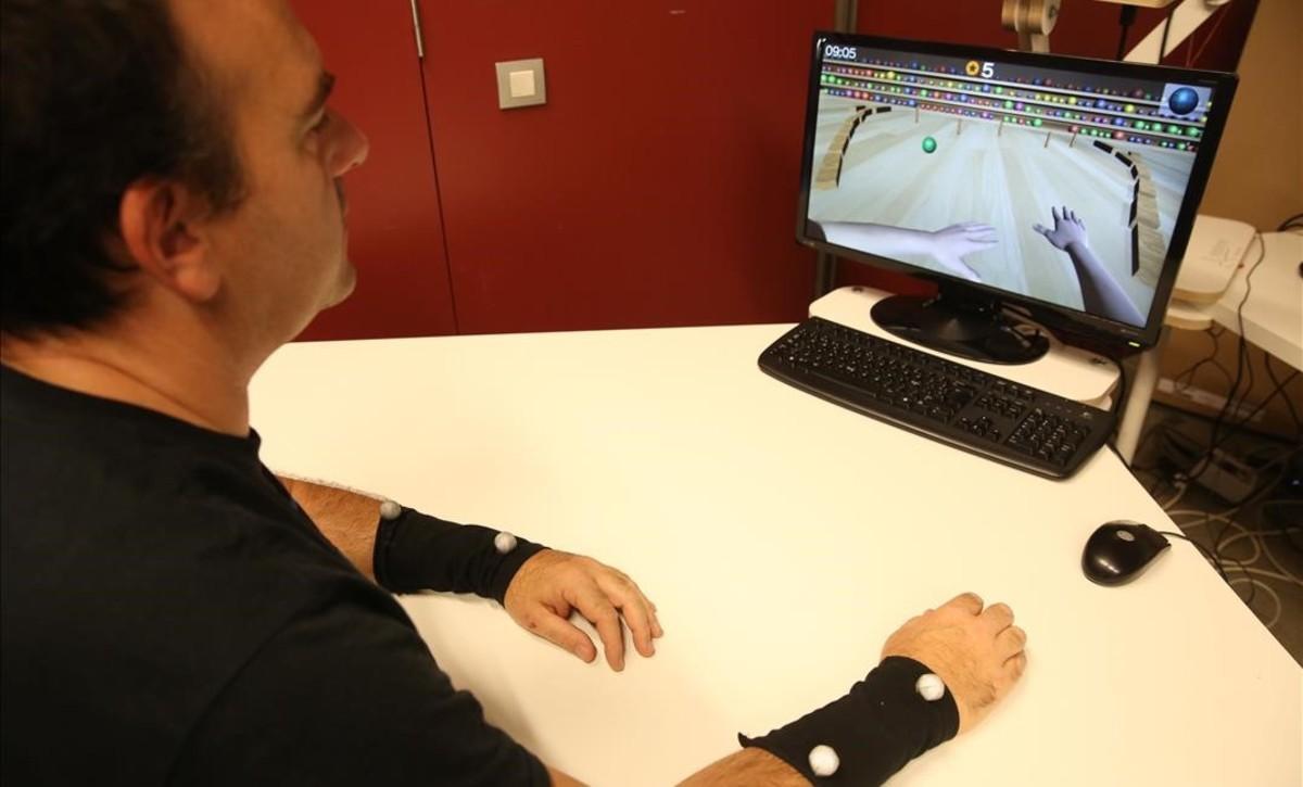 Sistema de rehabilitación de pacientes con ictus usando sensores en el antebrazo. Sistema de rehabilitación de pacientes con ictus usando sensores en el antebrazo.