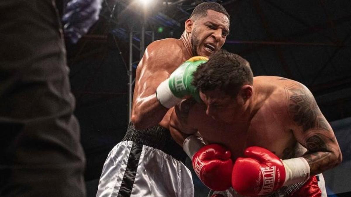 Enmanuel Reyes golpea a Iván Morente durante su combate en el Barrio de las Flores.