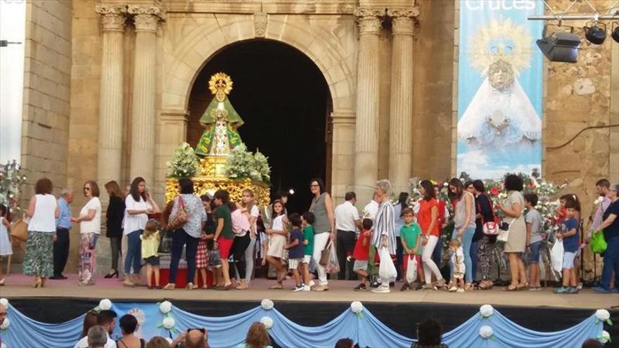 Cientos de menores veneran a la Virgen de las Cruces en la ofrenda