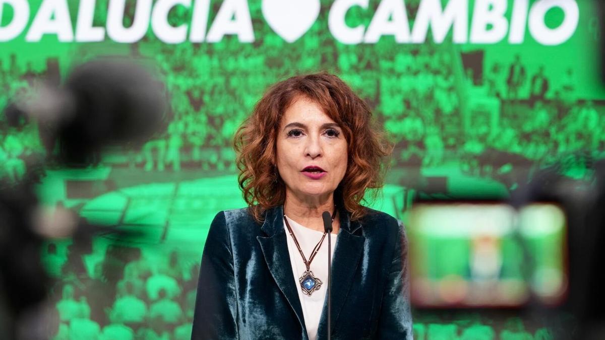 La secretaria general del PSOE-A, María Jesús Montero, atiende a los medios en la sede del partido en Sevilla.
