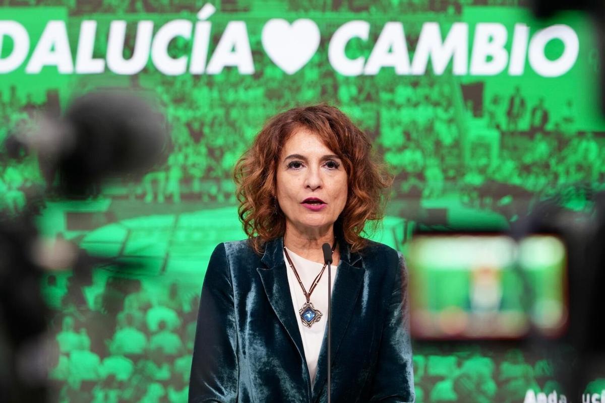 La secretaria general del PSOE-A, María Jesús Montero, atiende a los medios en la sede del partido en Sevilla.