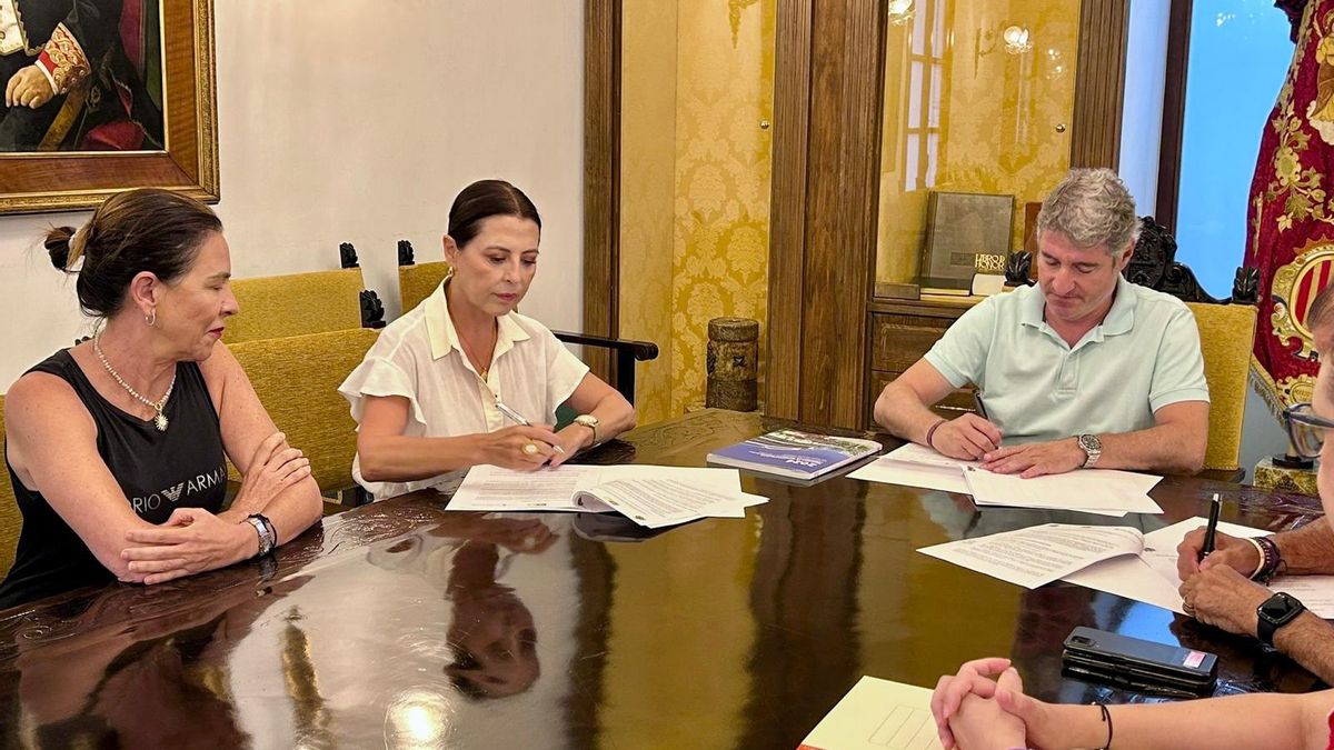 Firma del acuerdo de TM Grupo Inmobiliario, Cruz Roja y el Ayuntamiento de Orihuela.