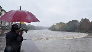 EPA7337  TURIN  ITALIA   06 11 2018 - Varias personas observan la crecida del rio Po durante unas fuertes lluvias en Turin  Italia  hoy  6 de noviembre de 2018  Cerca de once regiones italianas se encuentran en estado de emergencia debido a las lluvias y tormentas de los ultimos dias  EFE  Alessandro Di Marco