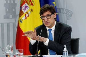 MADRID, 24/09/2020.- El ministro de Sanidad, Salvador Illa, durante la rueda de prensa ofrecida junto a la ministra de Educación, Isabel Celaá, tras la reunión que han mantenido este jueves con las comunidades autónomas para analizar cómo se ha desarrollado el inicio del nuevo curso escolar marcado por las medidas higiénico sanitarias y de seguridad frente al coronavirus. EFE/J.J. Guillén