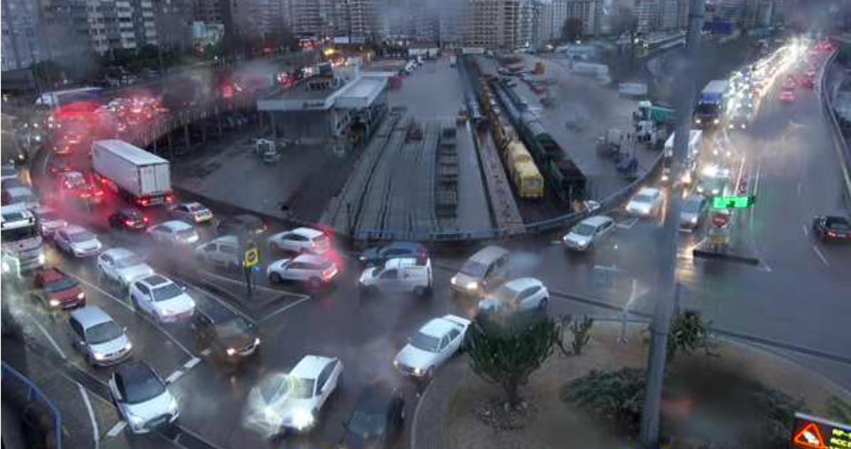 El accidente ha bloqueado el acceso a la AP-9V y causa importantes retenciones en el túnel de Beiramar