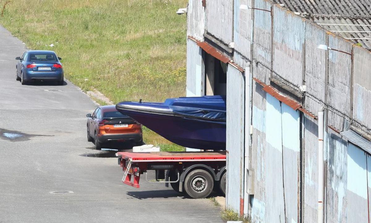 Los agentes continuaron ayer en la nave de Sobradelo. |   // IÑAKI ABELLA