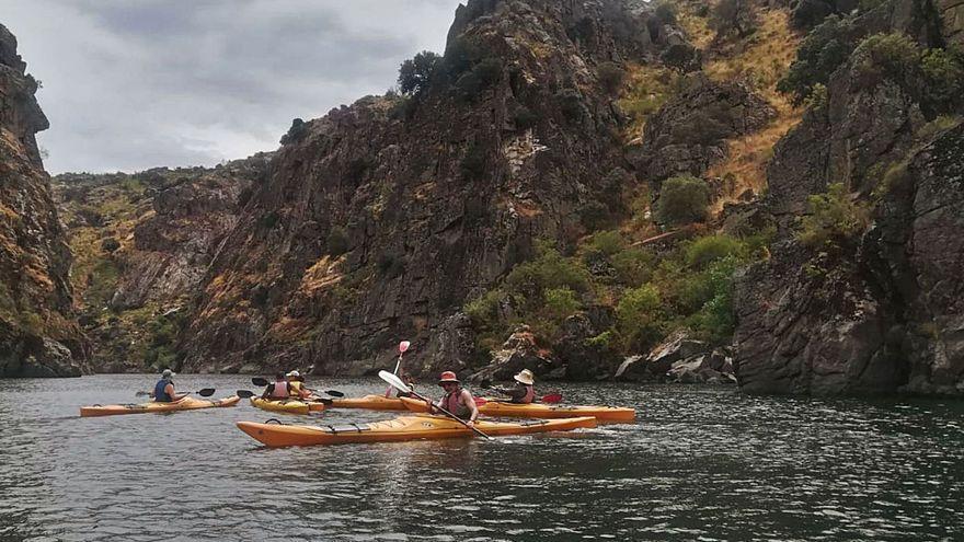 Un grupo de personas realiza kayak en los Arribes del Duero.