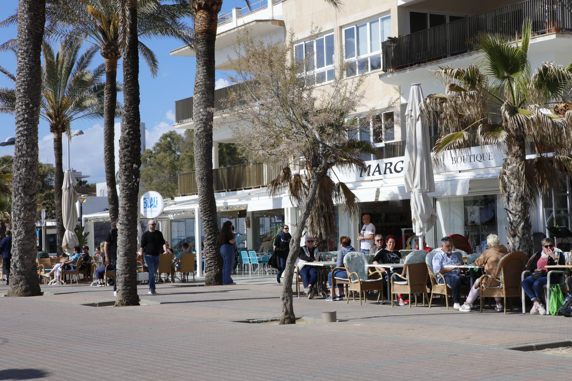 Volle Cafés, gezügelte Schinkenstraße: So sieht es an der Playa de Palma vor Ostern auf Mallorca aus