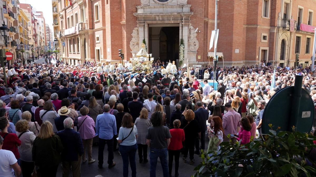 Momento de la llegada de la patrona de Castelló a la capilla de la Sangre, este sábado.