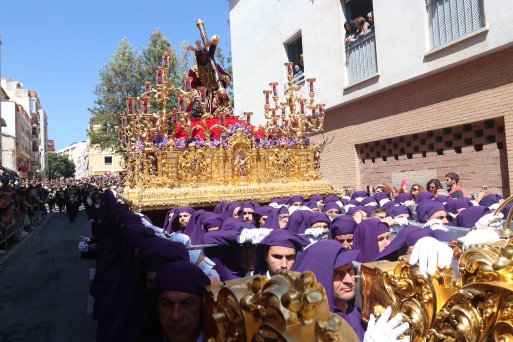 La Hermandad del Jesús Nazareno de los Pasos y María del Rocío Coronada abre los cortejos del día desde el entorno de la plaza de la Victoria