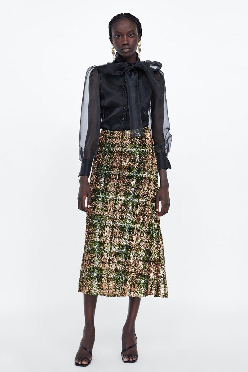 Falda de cuadros y lentejuelas de Zara (Precio: 79,95 euros)