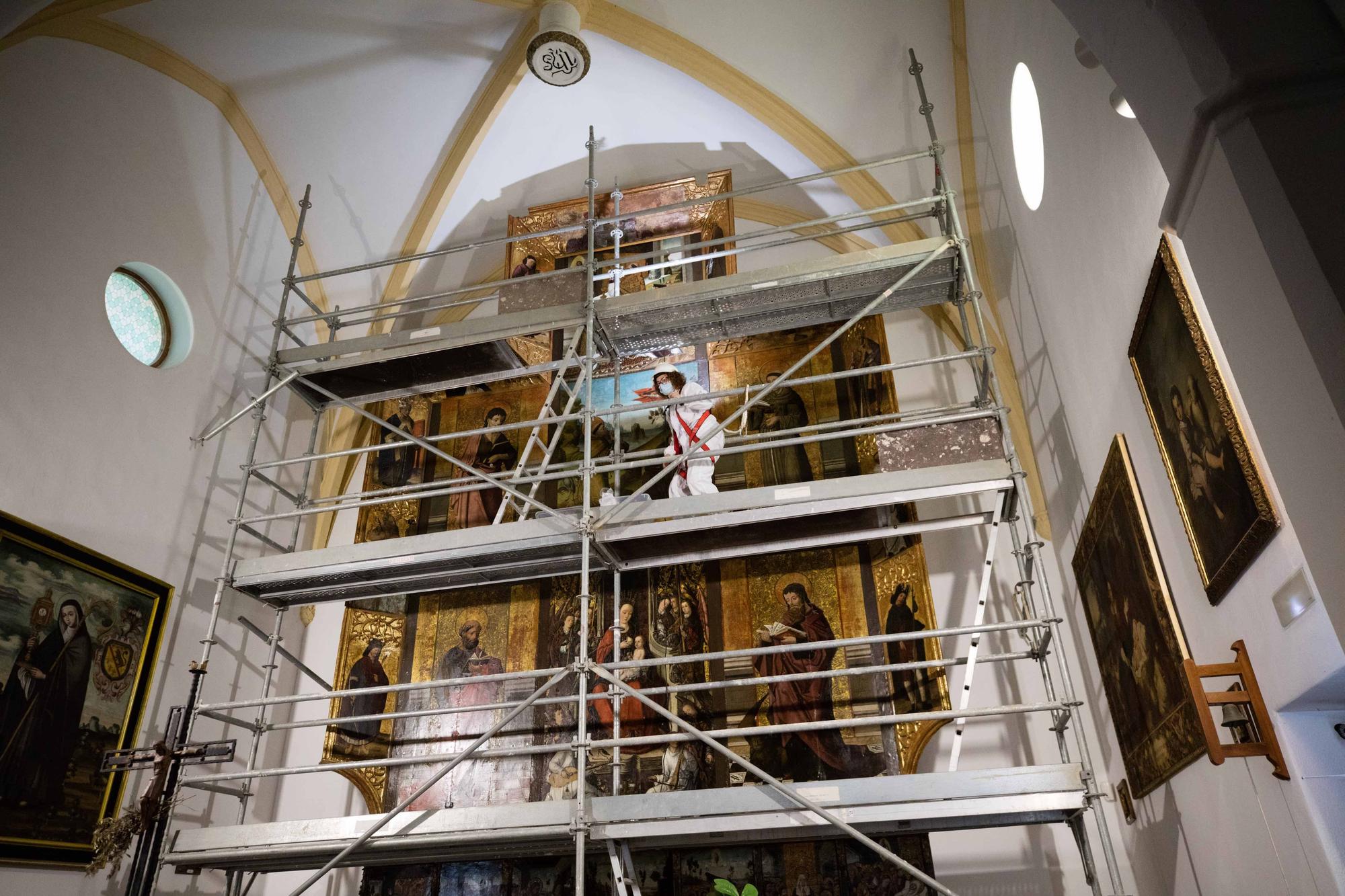 El retablo de la iglesia de Jesús, en Ibiza, pasa la ITV