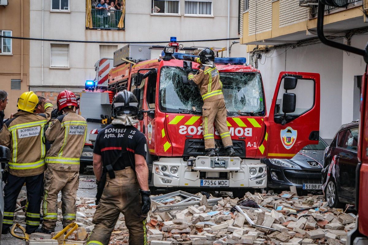 Los cascotes en la calle y el camión de bomberos sobre el que cayeron también.