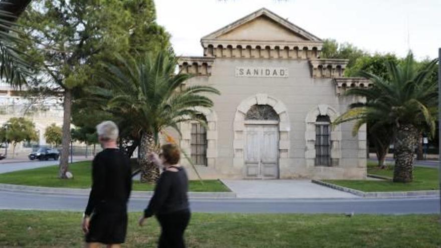 Una pareja pasa delante del edificio, que cumplirá 100 años en 2020.