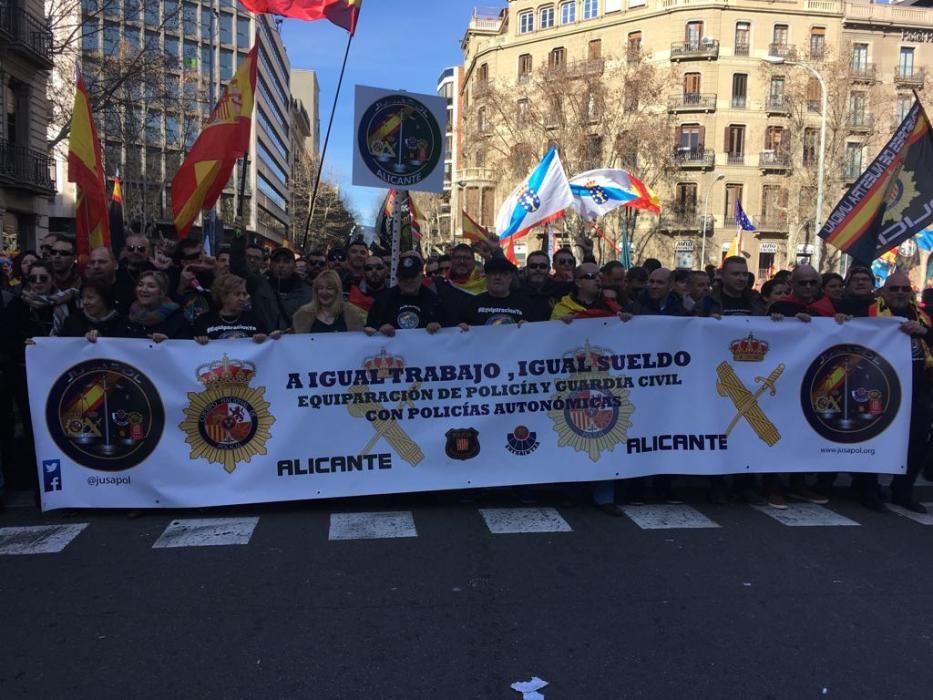 Más de 500 agentes de Alicante piden la equiparación salarial en Barcelona