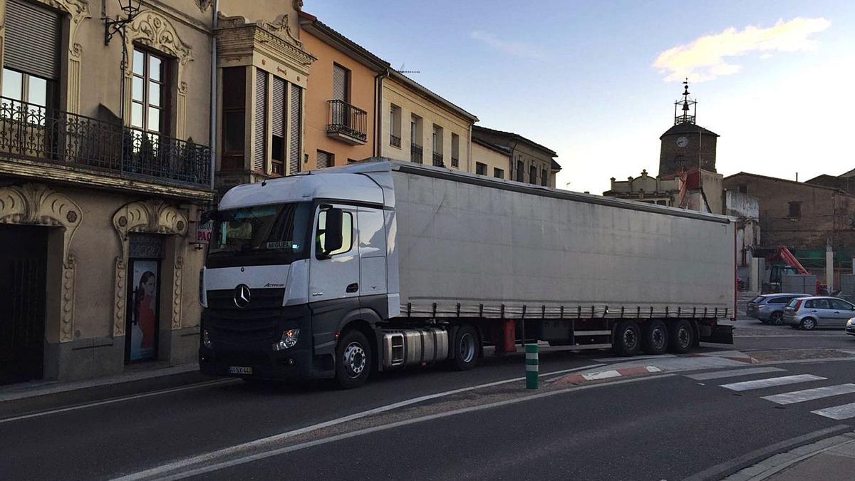 Un camión de gran tonelaje circula por la N-122 en Alcañices. | L. O. Z.