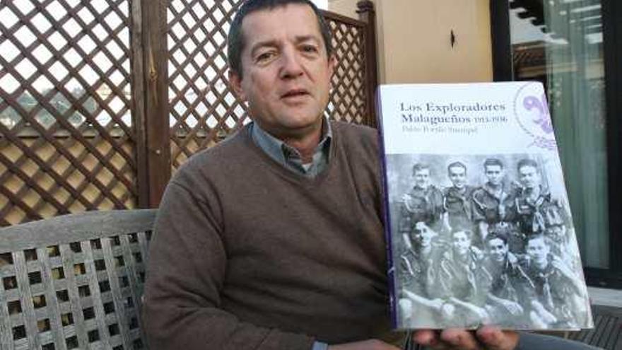 El malagueño Pablo Portillo Strempel con su libro sobre el escultismo en Málaga, que acaba de presentar esta semana.