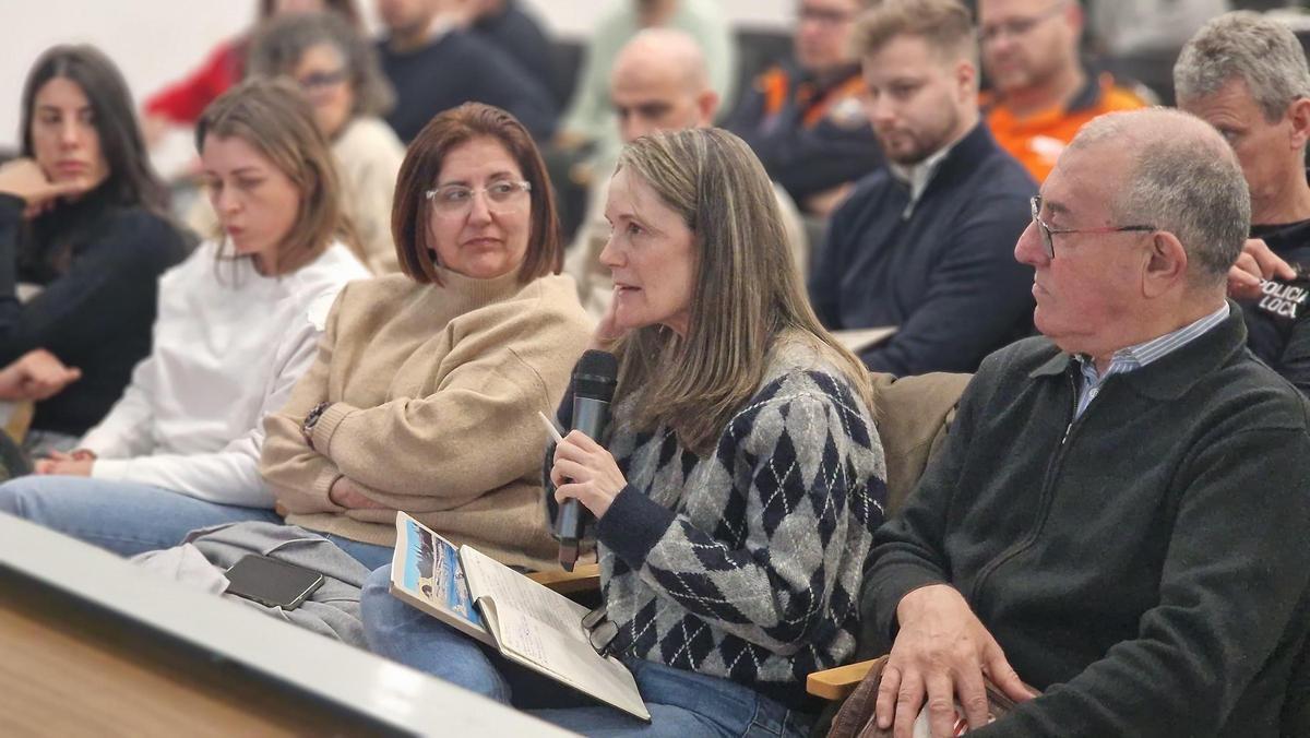 Rosa Álvarez, de la Asociación de Víctimas Mortales, pregunta en la jornada.