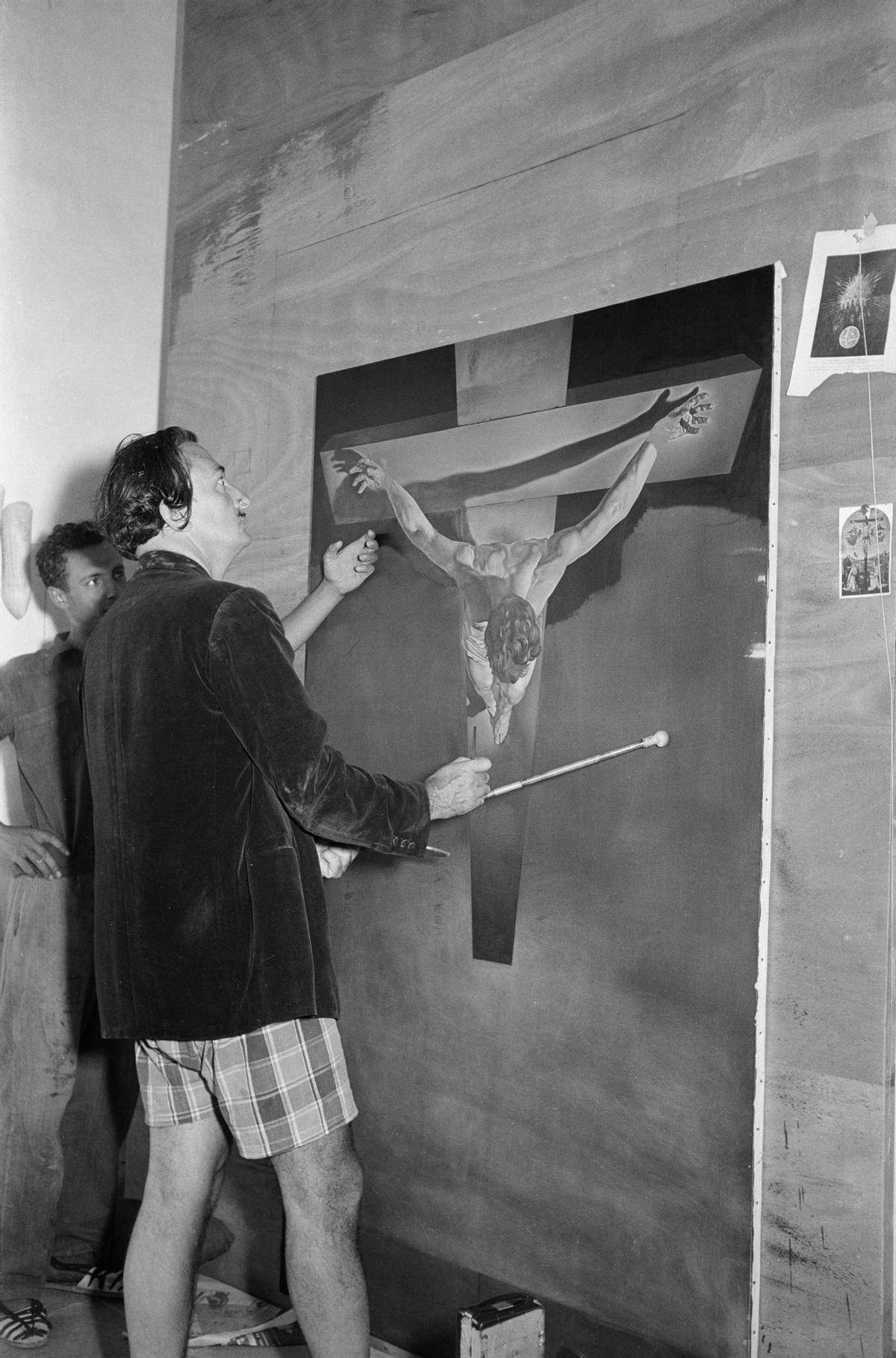 Salvador Dalí pintant «El Crist» al taller de Portlligat, l'any 1951.