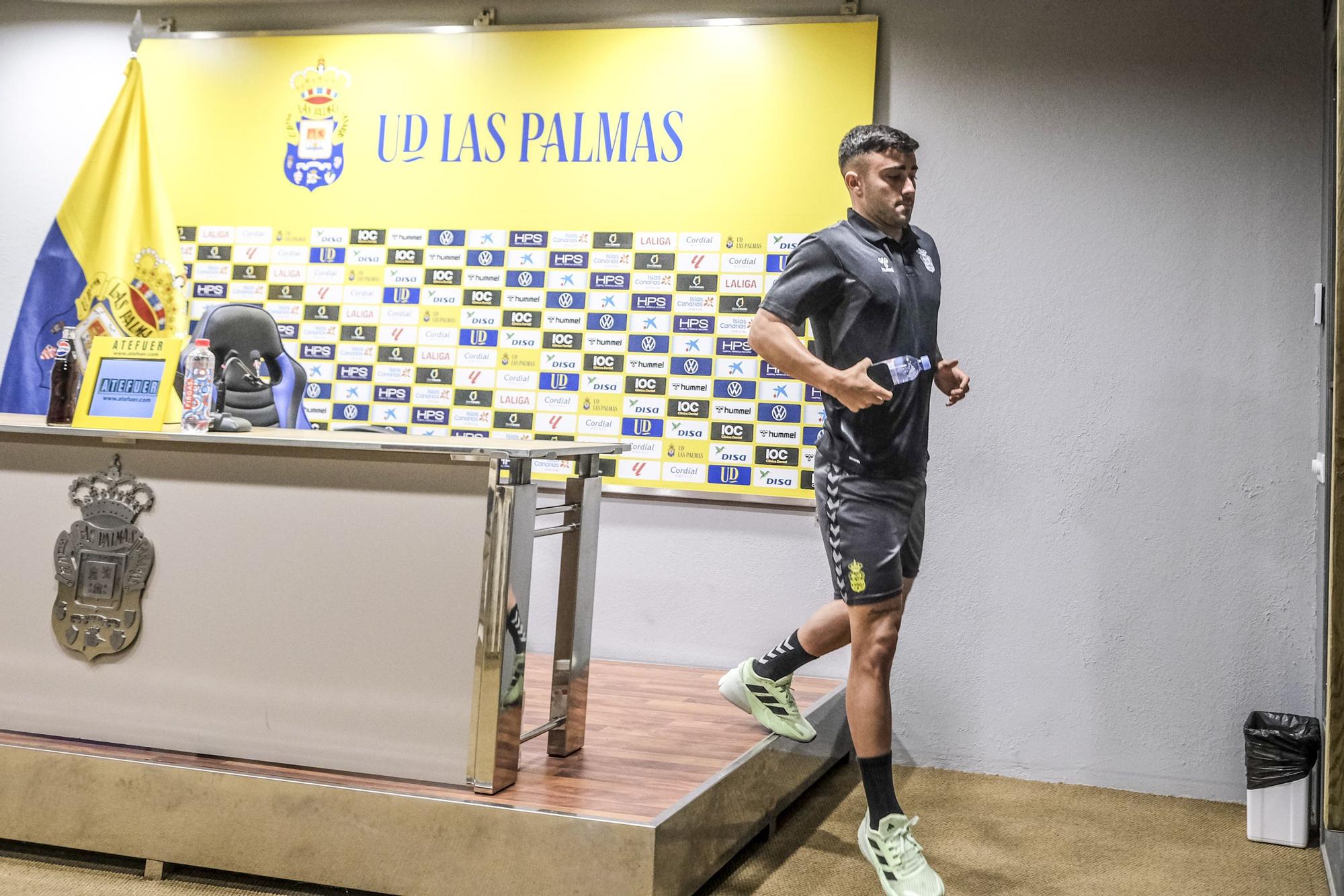 El jugador de la UD Las Palmas Alberto Moleiro en una rueda de prensa ofrecida este miércoles 17 de abril.