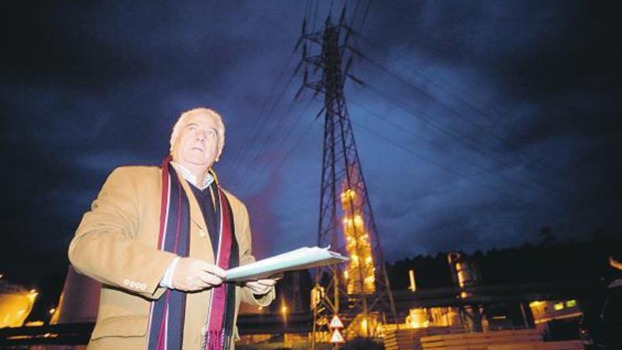 El concejal José Luis Garzón muestra la torre del tendido eléctrico pendiente de soterrar en la calle Alfareros.