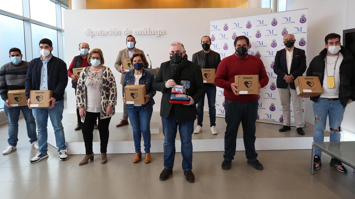 Los representantes de cada uno de los ayuntamientos recogiendo los desfibriladores esta mañana.