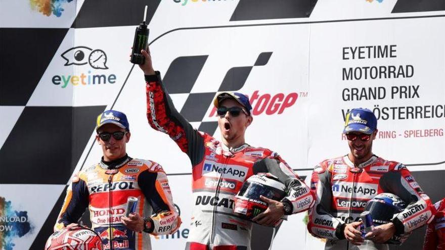 Lorenzo culmina con victoria un precioso duelo con Márquez