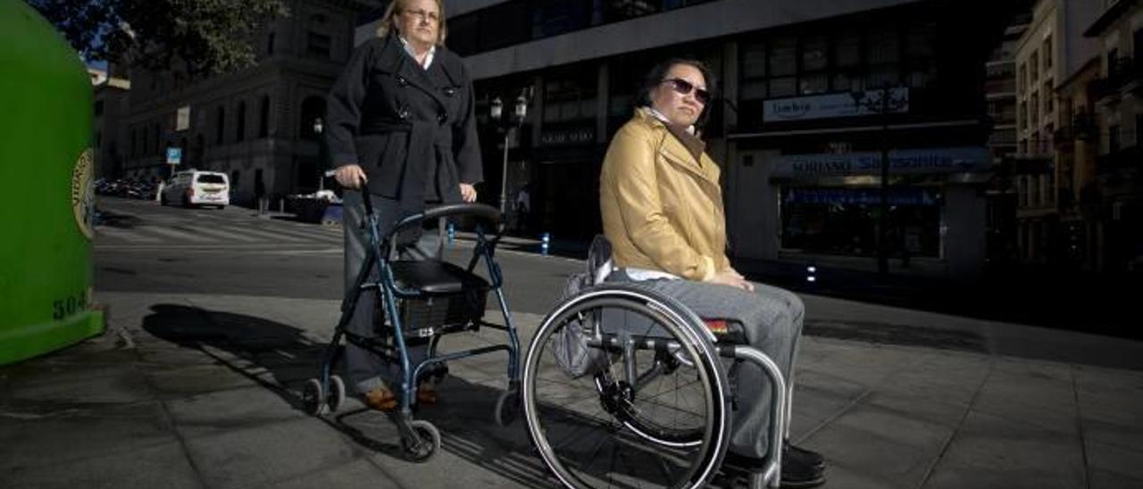 Ana (a la izda) y Paloma frente al edificio de la Plaza de la Montañeta en el que viven, y donde se produjo el siniestro, en una imagen de noviembre del año pasado.