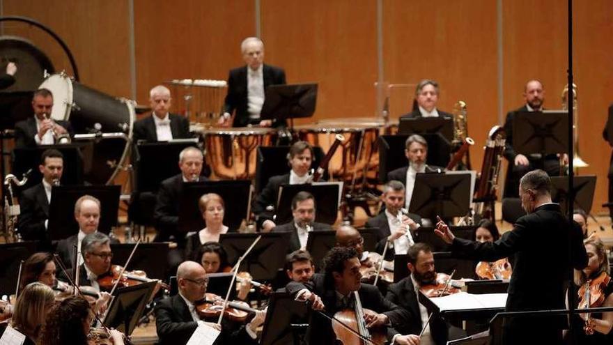 Gutiérrez Arenas, al violonchelo, durante el concierto de estreno de ayer, dirigido por Milanov.