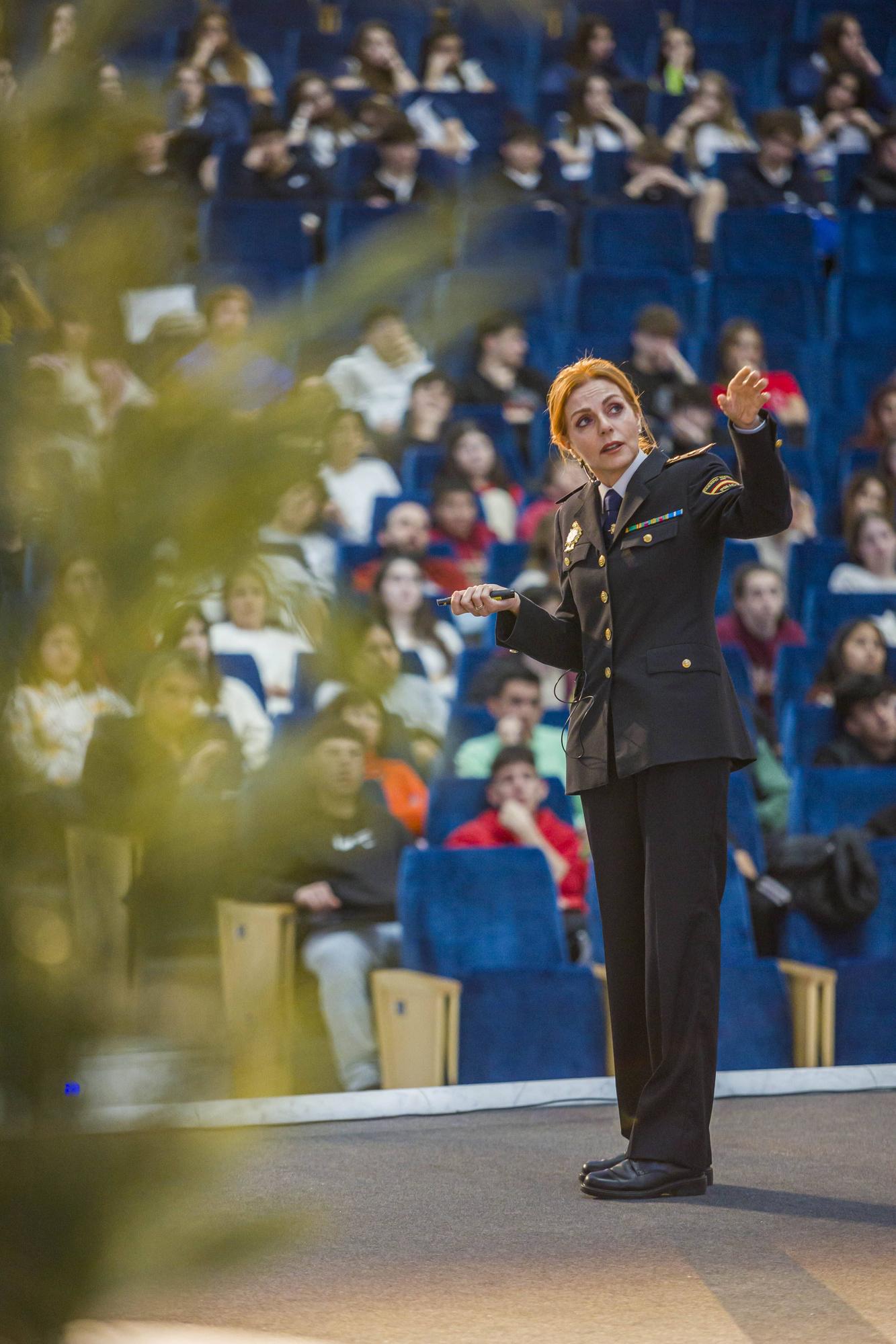 EN IMÁGENES: Así fue la conferencia de la jefa de la Policía Científica de Asturias ante centenares de escolares 

