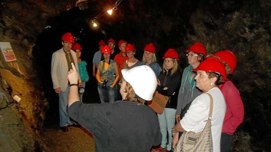 Visita a l&#039;interior de la mina de petroli de Riutort, un dels recursos turístics del Berguedà