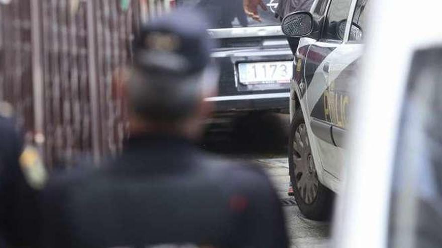 La operación policial corrió a cargo de la UDEV de la comisaría de Ourense. // Adrián Irago