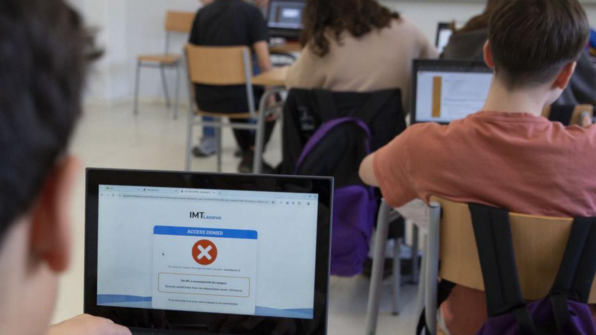 Diversos alumnes en una aula de l’Institut de Cabrils. | ELISENDA PONS