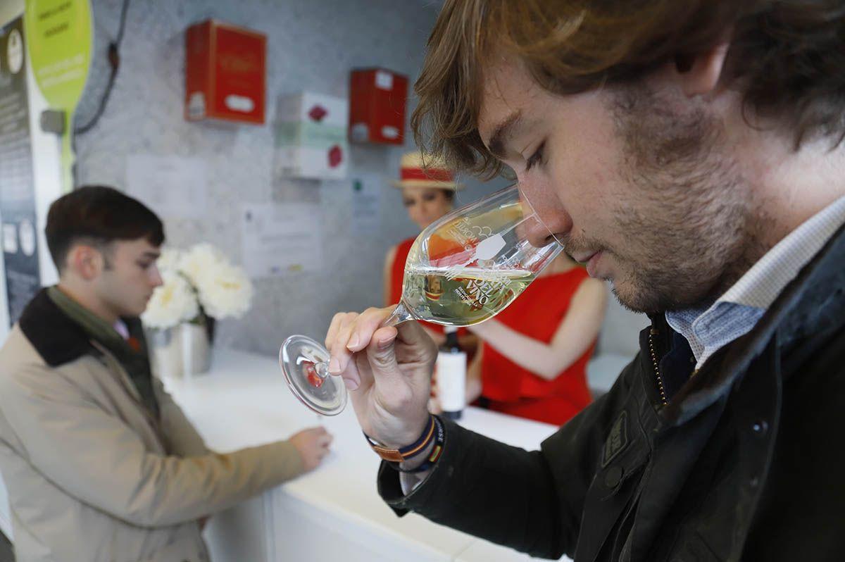 Un joven durante la Cata del Vino.