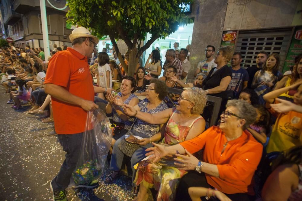 Desfile colorido de las comisiones en Elche