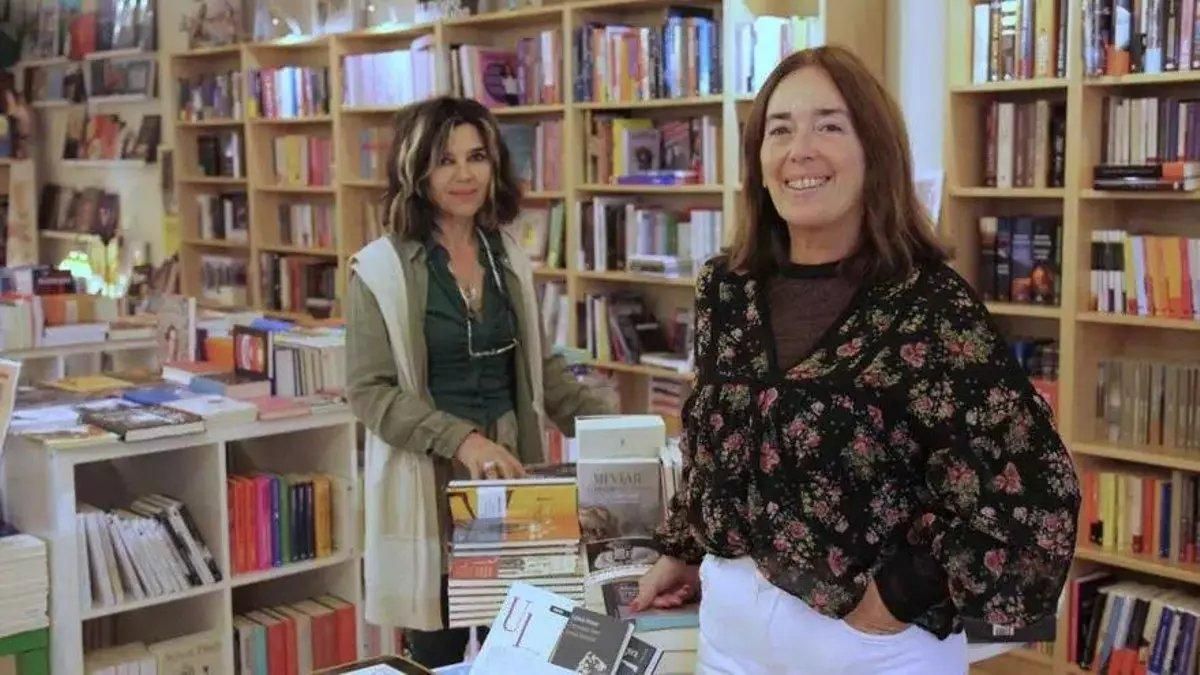 Mercedes Corbillón (a la derecha) y María Chedas en la anterior ubicación de la librería Cronopios Santiago