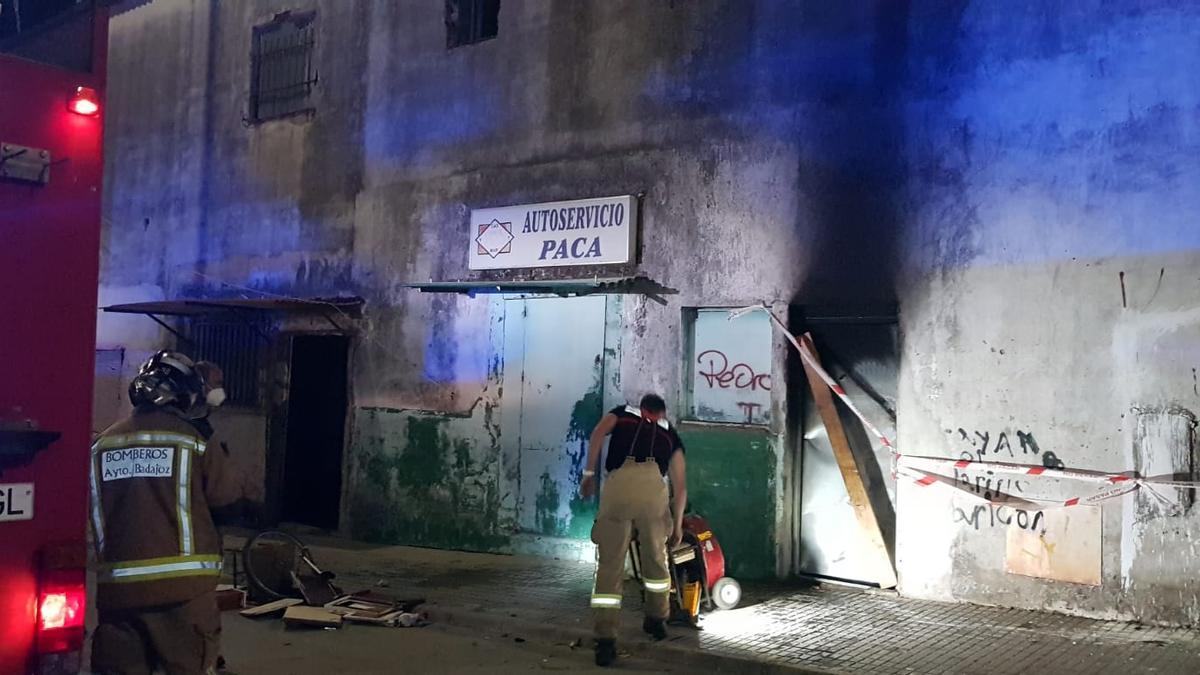 Los bomberos de Badajoz, en el local donde ocurrió el incendio.