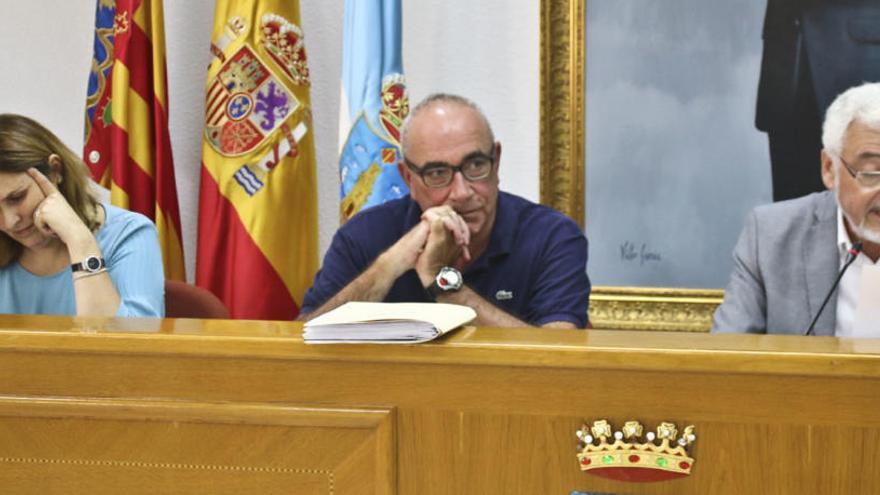 La interventora, a la derecha, un técnico en el centro, y el alcalde José Manuel Dolón, en el pleno