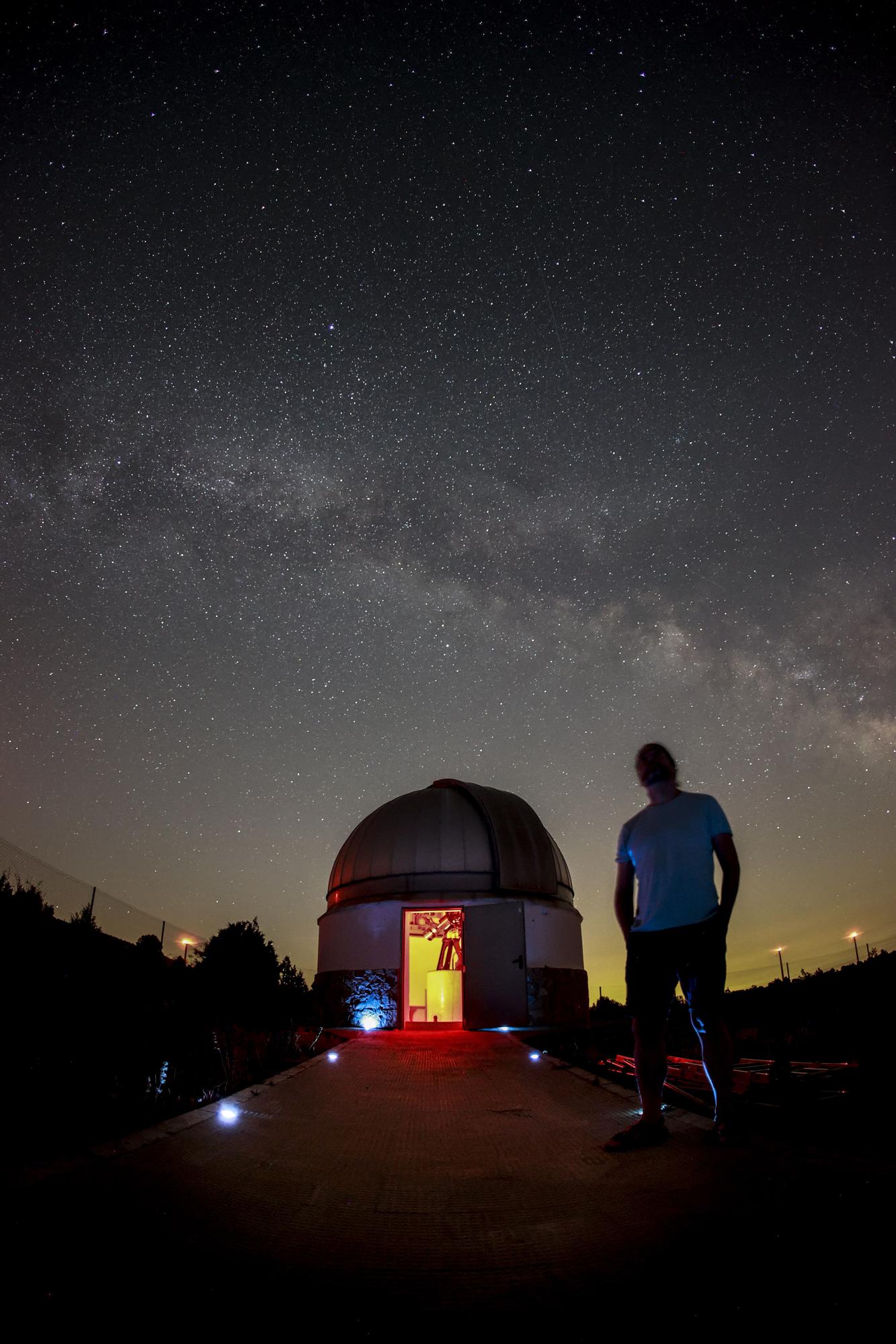 Así trabajan los astrónomos valencianos a 1.300 metros de altitud en Aras de los Olmos