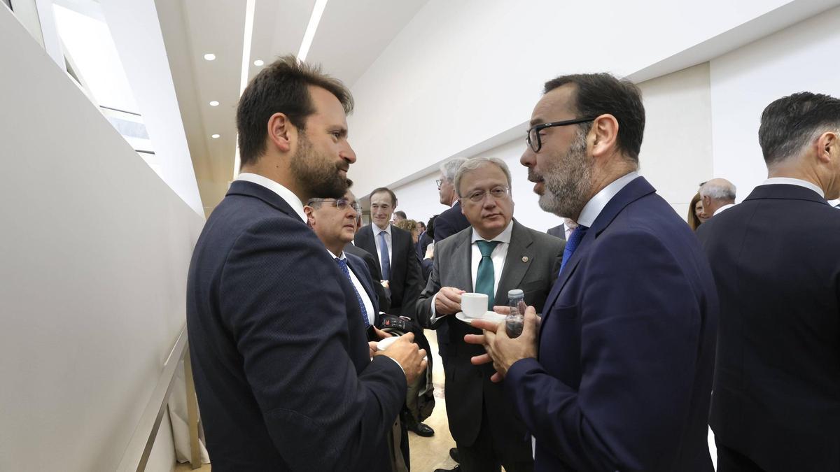 Por la izquierda, Álvaro Queipo, presidente del PP de Galicia, Luis Santos, director general de CAC-Asprocon, Álvaro Alonso, secretario general de la Cámara de Comercio de Gijón, y Marcos Alonso, gerente de "La Nueva España".