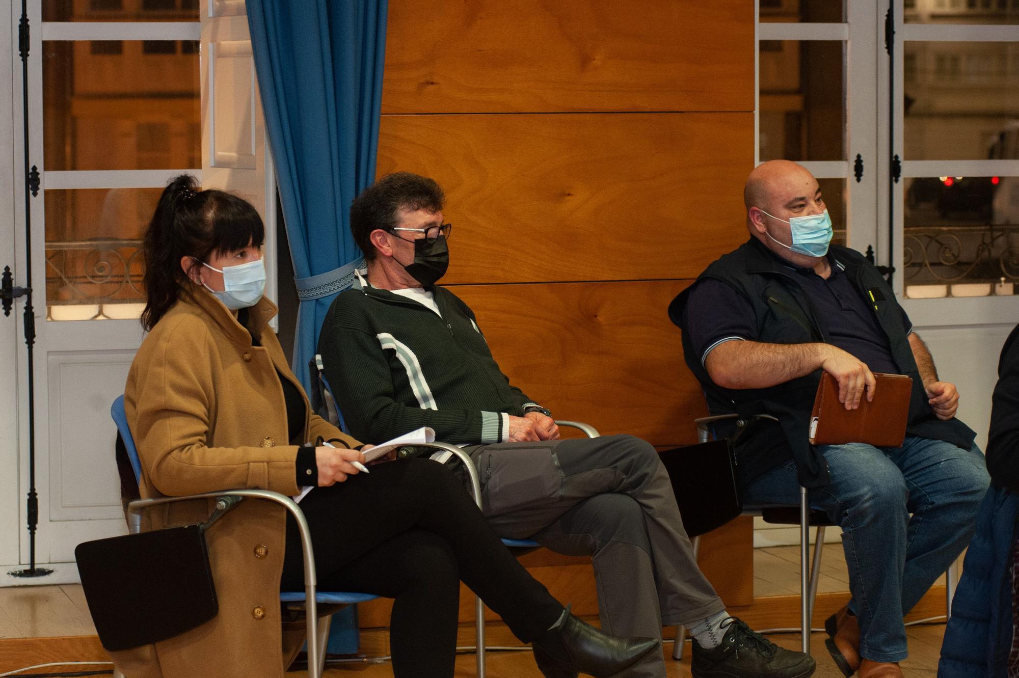 Tres integrantes de la plataforma Infesta non se contamina, ayer durante el pleno.