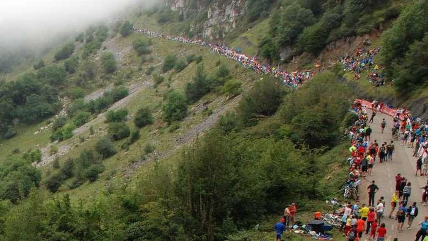 La curva de acceso a la famosa Cueña les Cabres, la rampa más dura de la subida al Angliru, llena de seguidores.