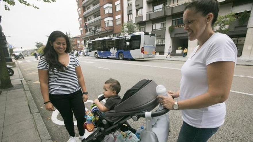 Aura Anahí, la heroína del Alsa, junto a su mujer, Cristina García, y su hijo